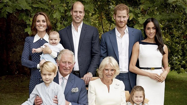 Princ Charles s rodinou na portrtu u pleitosti jeho 70. narozenin, kter slav 14. listopadu 2018. Snmek s princi Williamem, Harrym, Georgem a Louisem, princeznou Charlotte a vvodkynmi Camillou, Kate a Meghan podili 5. z 2018.