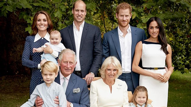 Princ Charles s rodinou na portrétu u příležitosti jeho 70. narozenin, které slavil 14. listopadu 2018. Snímek s princi Williamem, Harrym, Georgem a Louisem, princeznou Charlotte a vévodkyněmi Camillou, Kate a Meghan pořídili 5. září 2018.