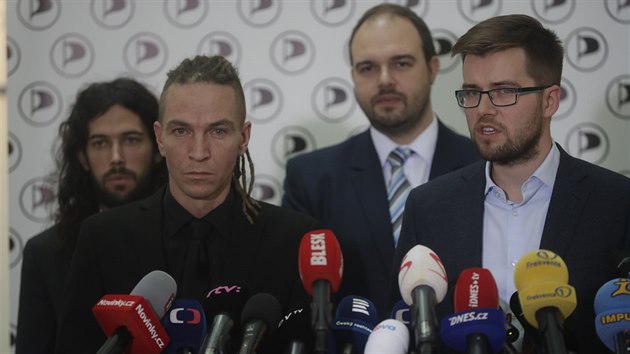 Pedseda Pirt Ivan Bartoa a pedseda poslaneckho klubu Jakub Michlek na tiskov konferenci ke kauze ap hnzdo. (13. listopadu 2018)