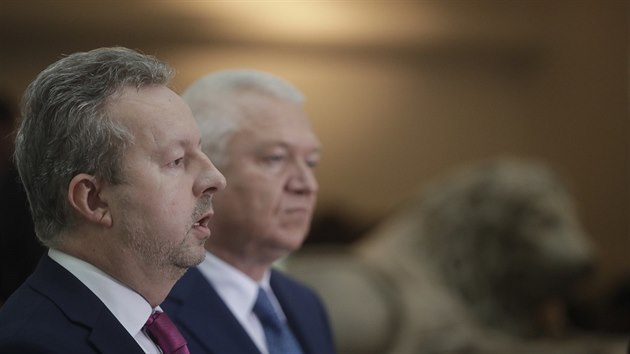 Pedseda poslaneckho klubu hnut ANO Jaroslav Faltnek a ministr ivotnho prosted Richard Brabec na tiskov konferenci ke kauze ap hnzdo. (13. listopadu 2018)