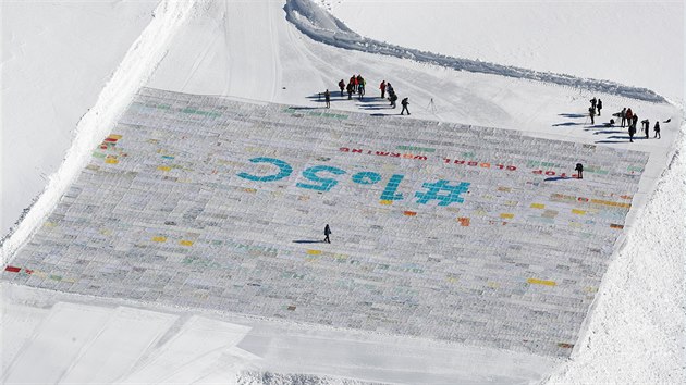 Ob pohlednice ve vcarskch Alpch m poukzat na zmny klimatu a mizejc ledovce. (16. listopadu 2018)