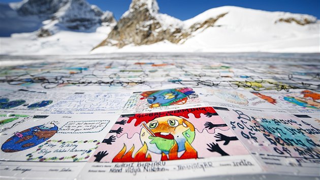 Obří pohlednice ve švýcarských Alpách má poukázat na změny klimatu a mizející ledovce. (16. listopadu 2018)