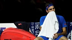 Roger Federer ve svém prvním utkání na Turnaji mistr 2018.