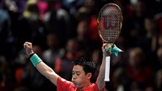 Kei Niikori slaví vítzství nad Rogerem Federerem.