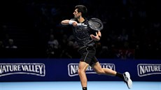 Novak Djokovi� na Turnaji mistr� v Londýn� v souboji s Alexanderem Zverevem.