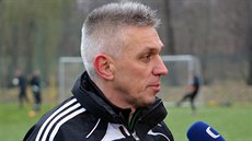 Nový trenér fotbalistů Karviné Norbert Hrnčár na prvním tréninku s týmem.