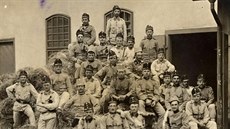 etí vojáci v kasárnách na Pohoelci vycpávají slamníky - rok 1914