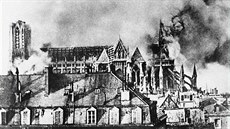 Hoící katedrála v Remei na snímku z roku 1914, kdy ji zasáhlo bombardování.