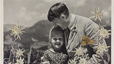 Nacistický vůdce Adolf Hitler a židovská dívka Rosa Bernile Nienau na společné...