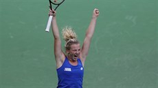 Kateina Siniaková poráí ve finále Fed Cupu Amerianku Keninovou a v O2 aren...