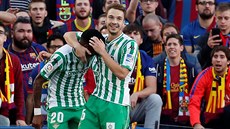 Fotbalisté Realu Betis se radují z branky do sít Barcelony.