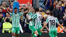 Fotbalisté Realu Betis slaví branku do sít Barcelony.
