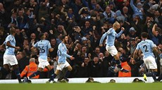 Fotbalisté Manchesteru City slaví branku v derby proti mstským rivalm United.