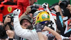 Lewis Hamilton ze stáje Mercedes slaví ped objektivy fotograf vítzství ve...