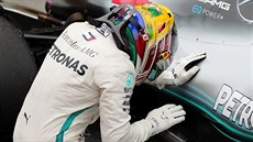 Lewis Hamilton děkuje své formuli Mercedes za úspěšnou a rychlou jízdu ve Velké...