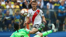 Rafael Borre z River Plate se snaí ve finále Poháru osvoboditel pekonat...