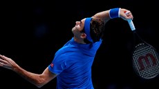 Roger Federer na servisu bhem semifinále na Turnaji mistr proti Alexanderu...