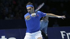 Roger Federer bhem semifinále Turnaje mistr proti Alexanderu Zverevovi.