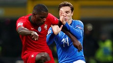 Federico Chiesa z Itálie (vpravo) a William Carvalho z Portugalska v souboji o...