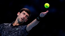 Novak Djokovi podává bhem semifinálového zápasu na Turnaji mistr proti...