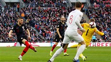 Ante Rebi z Chorvatska stílí na bránu bhem utkání Ligy národ proti Anglii.