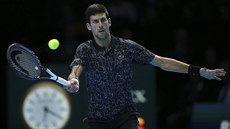 Novak Djokovi odehrává balon ve finálovém utkání Turnaje mistr proti...