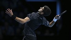Novak Djokovi na servisu bhem finálového utkání Turnaje mistr proti...