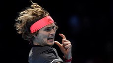 Alexander Zverev se trefuje do balonu bhem finálového zápasu Turnaje mistr...