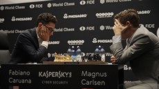 Magnus Carlsen (vpravo) bhem achové partie proti Fabianu Caruanaovi.