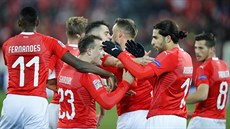 Hráči Švýcarska oslavují vstřelený gól v utkání proti Belgii.