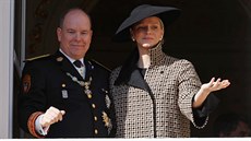 Princ Albert II. Monacký a jeho manelka princezna Charlene mávají z balkónu...