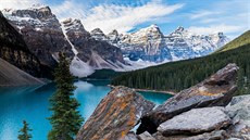 Ledovcové jezero Moraine Lake v Národním parku Banff. Jezero se nachází �trnáct...