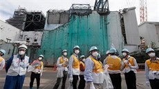 Skupina noviná u havarované elektrárny Fukuima