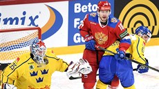 Ruský útočník Alexander Dergačjov cloní v zápase Karjala Cupu před švédským...