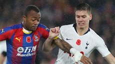 Jordan Ayew z Crystal Palace (vlevo) a Juan Foyth z Tottenhamu