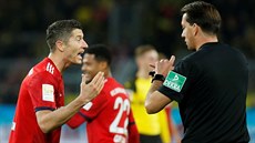 Robert Lewandowski, útoník Bayernu Mnichov, diskutuje s rozhodím v utkání...