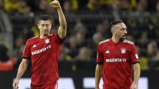 Robert Lewandowski (vlevo) a Frank Ribéry slaví vstelený gól.