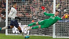 Wayne Hennessey, branká Crystal Palace, zasahuje v utkání proti Tottenhamu.