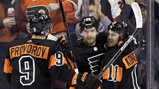 Hokejisté Philadelphie Flyers oslavují gól Clauda Girouxe (uprosted).
