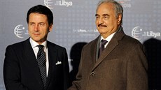 Italský premiér Giuseppe Conte (vlevo) přivítal na konferenci o Libyi generála...