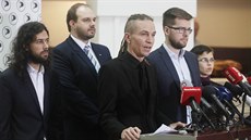 Pedseda Pirát Ivan Barto hovoí na tiskové konferenci v Poslanecké snmovn....