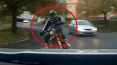 Kamera natoila jízdu motorkáe v Sokolov