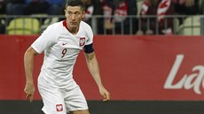 Kapitán polských fotbalist Robert Lewandowski v akci bhem pípravného duelu s...