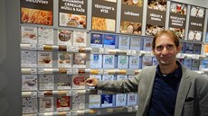 �len realiza�ního Hynek Balík p�edstavuje nabídku potravin.