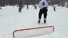 Hraje se na nízké branky bez brankáe.