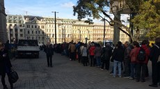 Dlouhá fronta m��e n�které náv�t�vníky odradit.