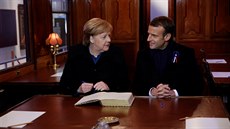Odpoledne se Macron setkal s nmeckou kanclékou Angelou Merkelovou v Compiegne...