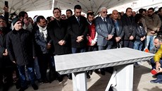 Muslimové se v istanbulské meit Fatih modlí za zavradného novináe Damála...