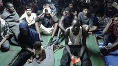 Migranti ze severní Afriky odmítají vystoupit z lodi kotvící v libyjské...