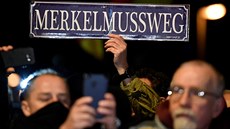 Návtvu Merkelové v Chemnitzu doprovázela demonstrace jejích odprc...